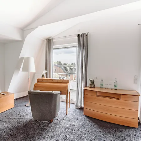 Hotel &repeat Airport 4*