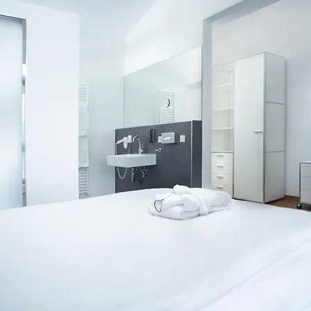 Hotel &repeat Airport 4*