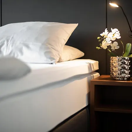 &repeat Airport Hotel Colonia