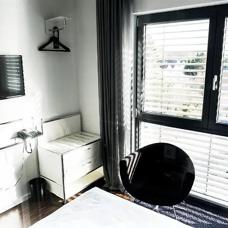 Hotel &repeat Airport 4*