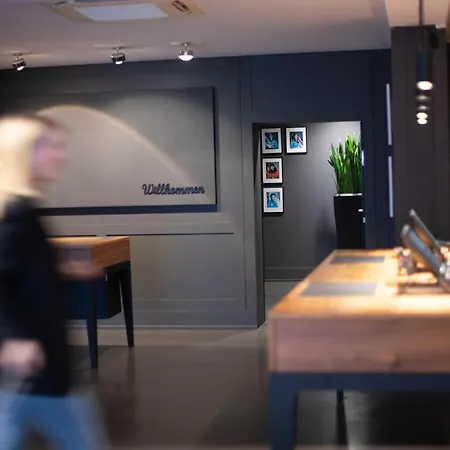 Hotel &repeat Airport 4*