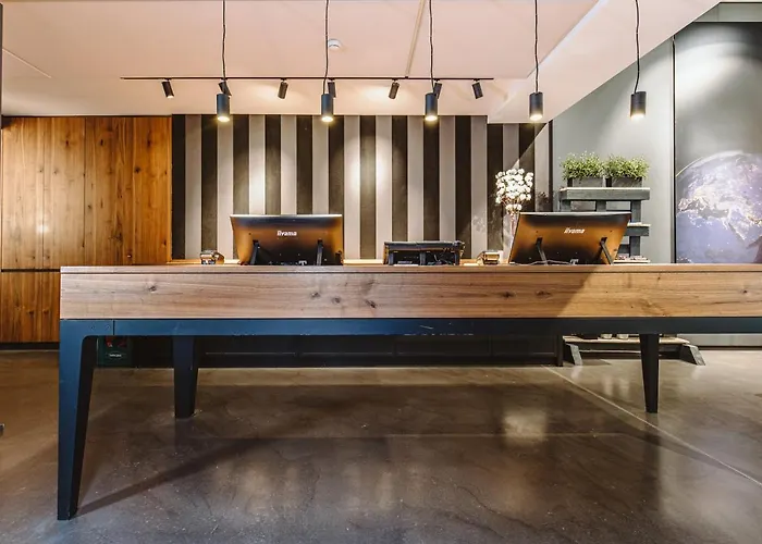 Отель &repeat Airport 4*