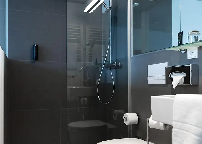 Отель &repeat Airport 4*