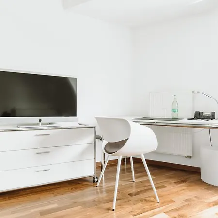 &repeat Airport فندق كولونيا