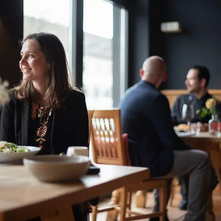 فندق &repeat Airport