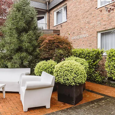 &repeat Airport فندق