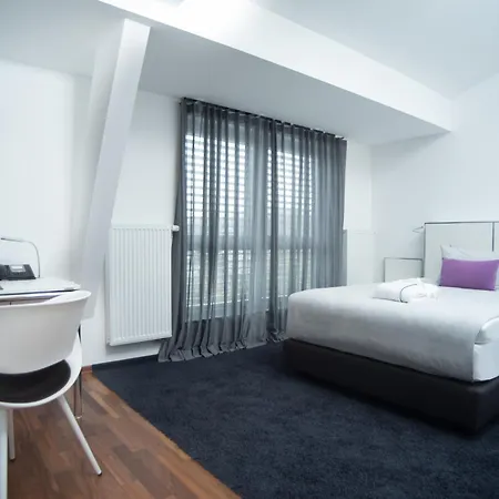 &repeat Airport Hotell