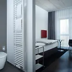 Otel &repeat Airport Köln
