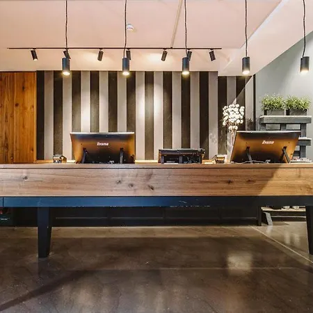 호텔 &repeat Airport