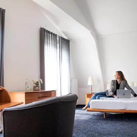 Ξενοδοχείο &repeat Airport 4*