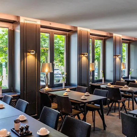 Ξενοδοχείο &repeat Airport 4*