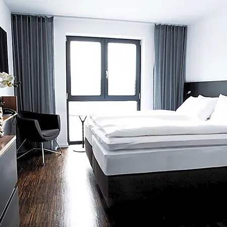&repeat Airport Hotel Colonia