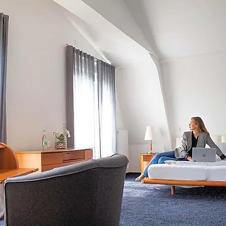 Otel &repeat Airport Köln