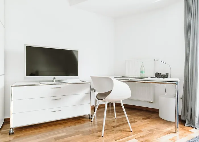 &repeat Airport Hotel Kolonia