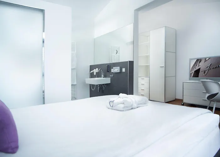 Hotel &repeat Airport 4*