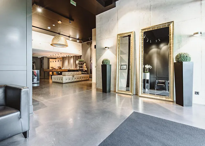 &repeat Airport Kolonia