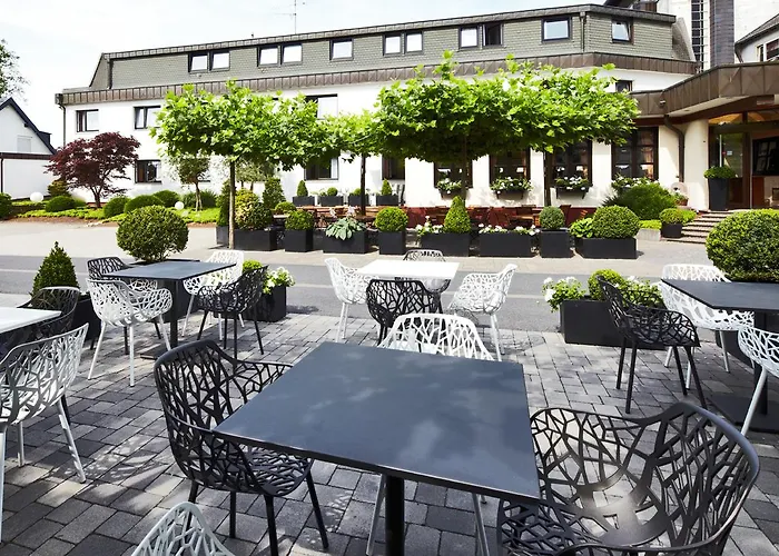 &repeat Airport Kolonia