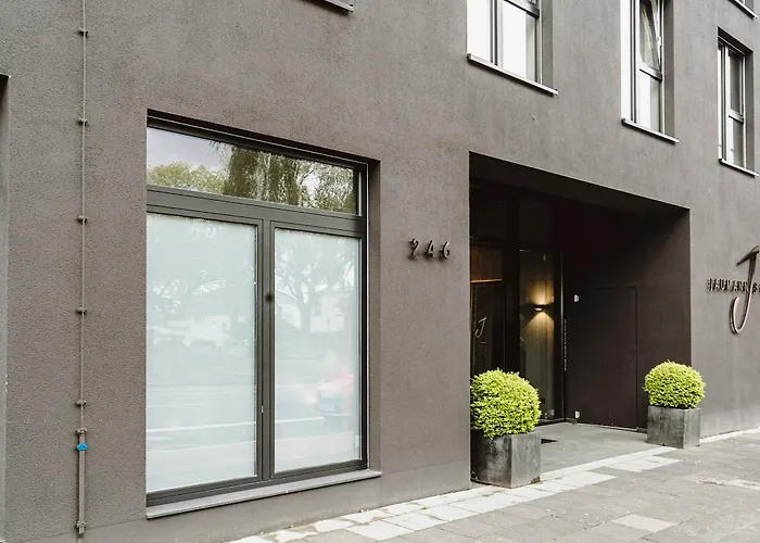 &repeat Airport Hotel