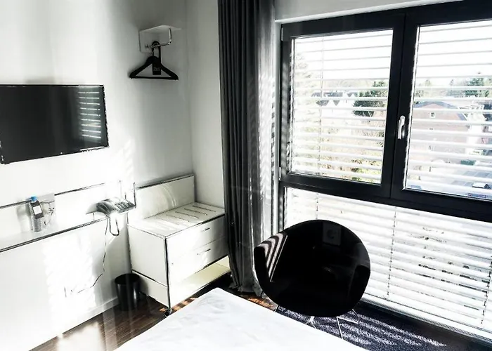 Hotel &repeat Airport 4*