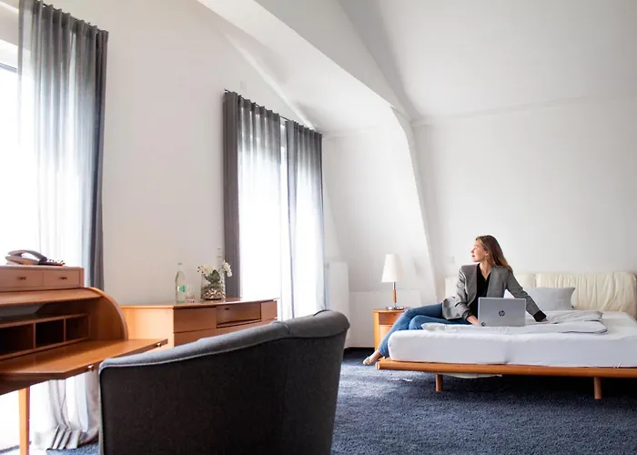 Hotel &repeat Airport 4*